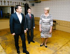 Дмитрий Бердников, Михаил Егоров и директор школы Людмила Тучкова