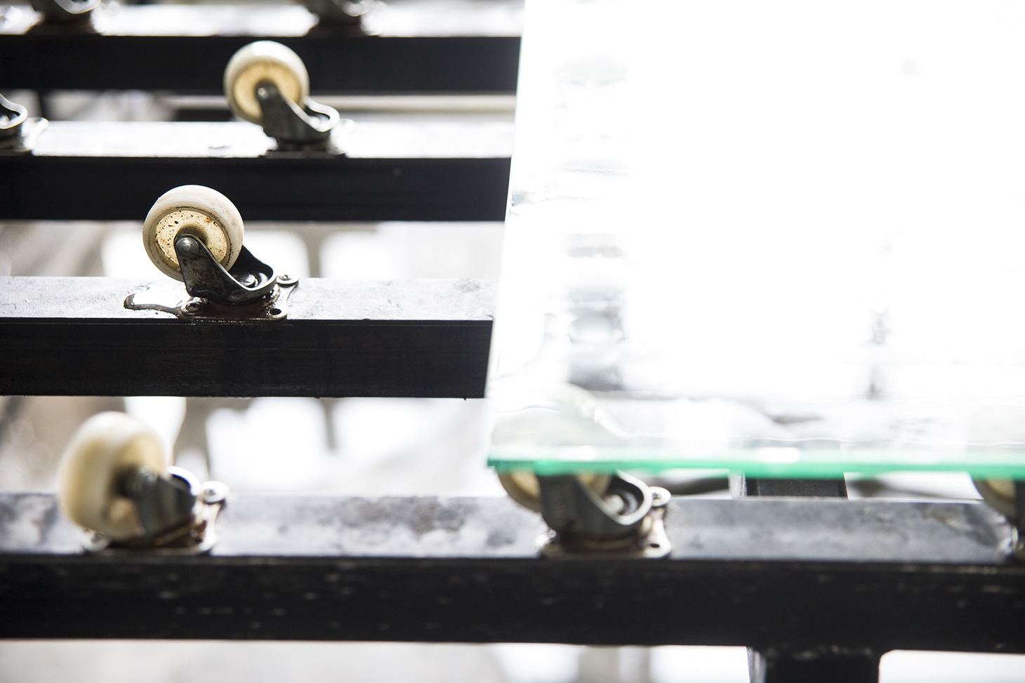 Валики передвигают стекло по станку.