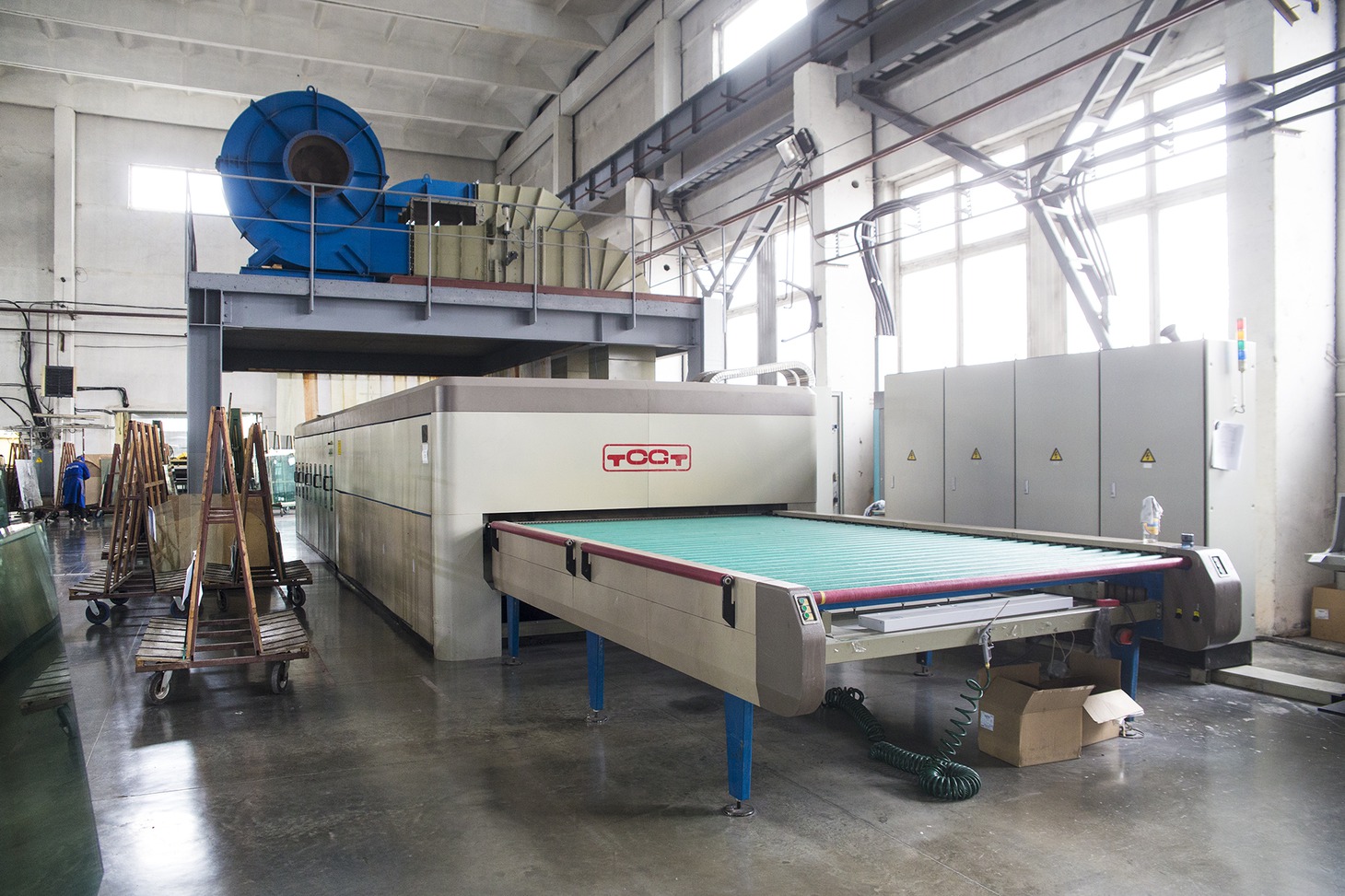 720 градусов — именно при такой температуре закаляют стекло в печи.