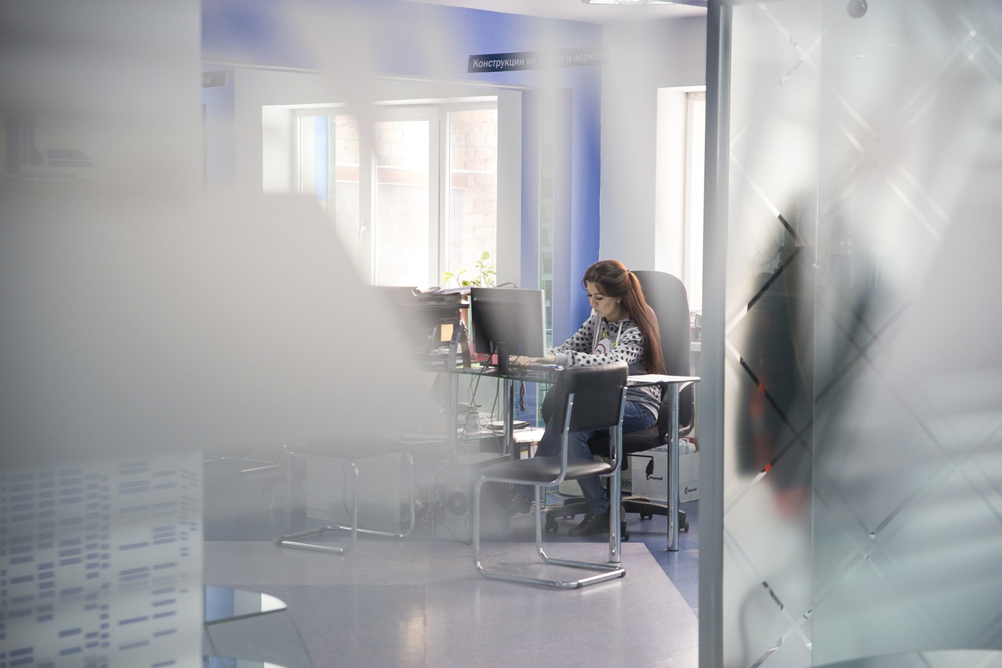 В административном корпусе вместо стен — стеклянные перегородки.