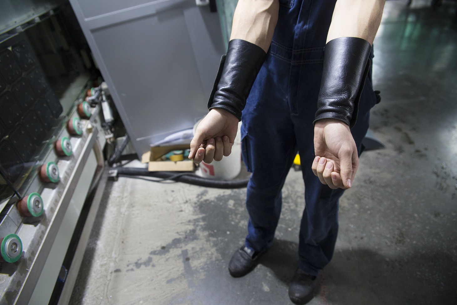 Специальные кожаные нарукавники защищают от порезов.