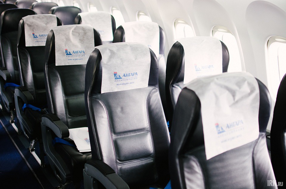 На пассажирские кресла надевают одноразовые подголовники.