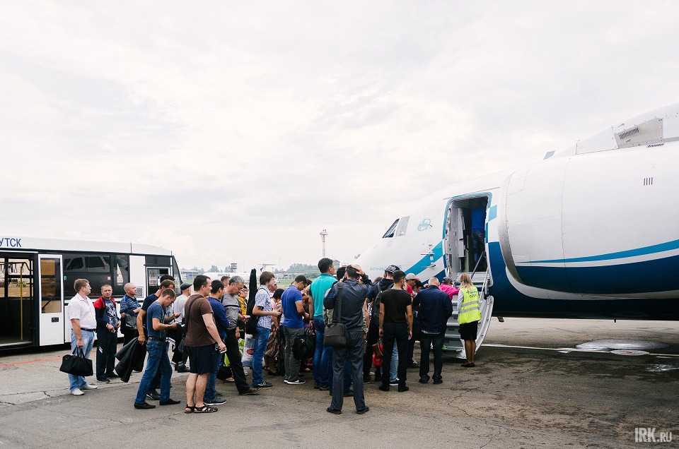 Почти через два часа рейс Иркутск-Мирный прибудет в пункт назначения.