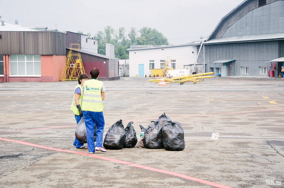 Пакеты с мусором выносят на летное поле, а затем вывозят с территории аэропорта.