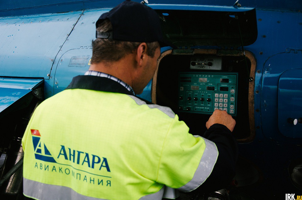На табло инженер выставляет необходимое количество топлива.