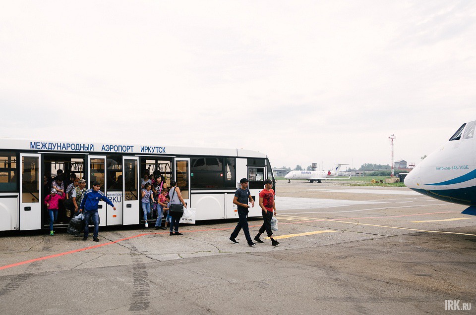 К воздушному судну подъезжает автобус с пассажирами и начинается посадка.
