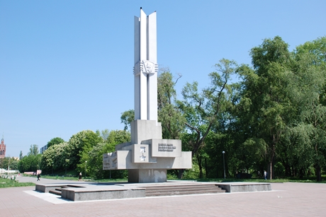 Памятник героям-комсомольцам, погибшим при штурме Кенигсберга, в парке Южный в Калининграде. Фото с сайта worldwars-memory.ru