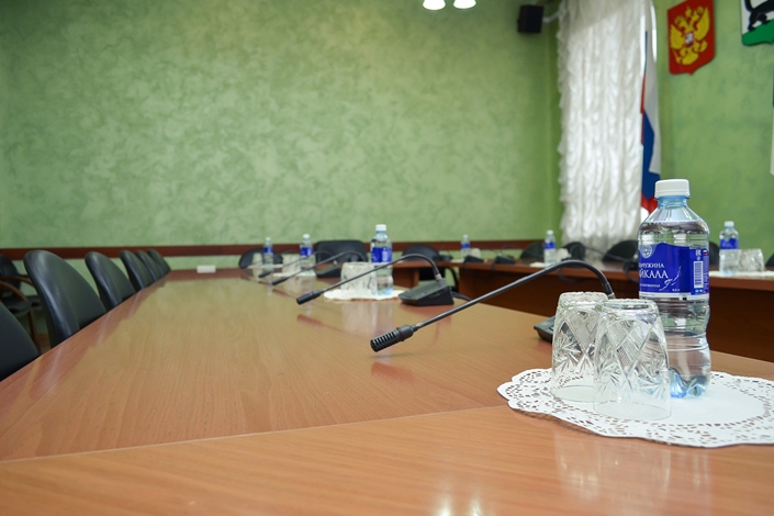 Зал заседаний в здании мэрии Иркутска. Фото Ильи Татарникова