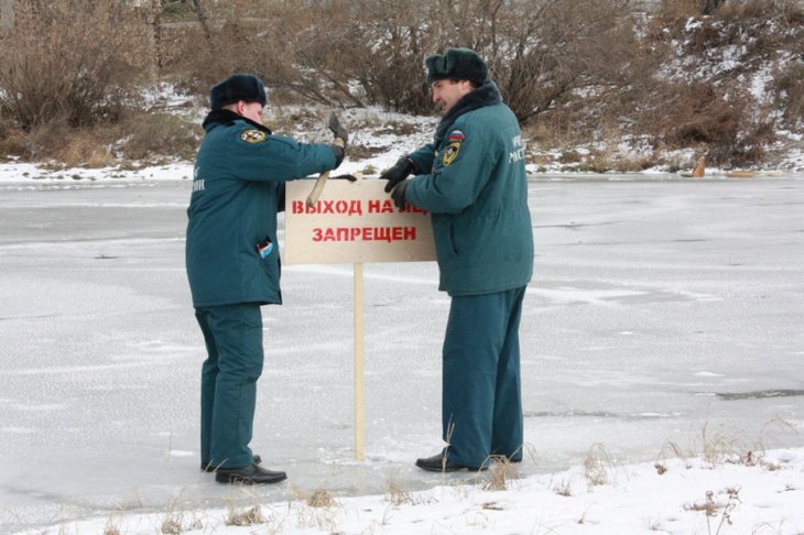 Установка знаков. Фото пресс-службы ГУ МЧС России по Иркутской области