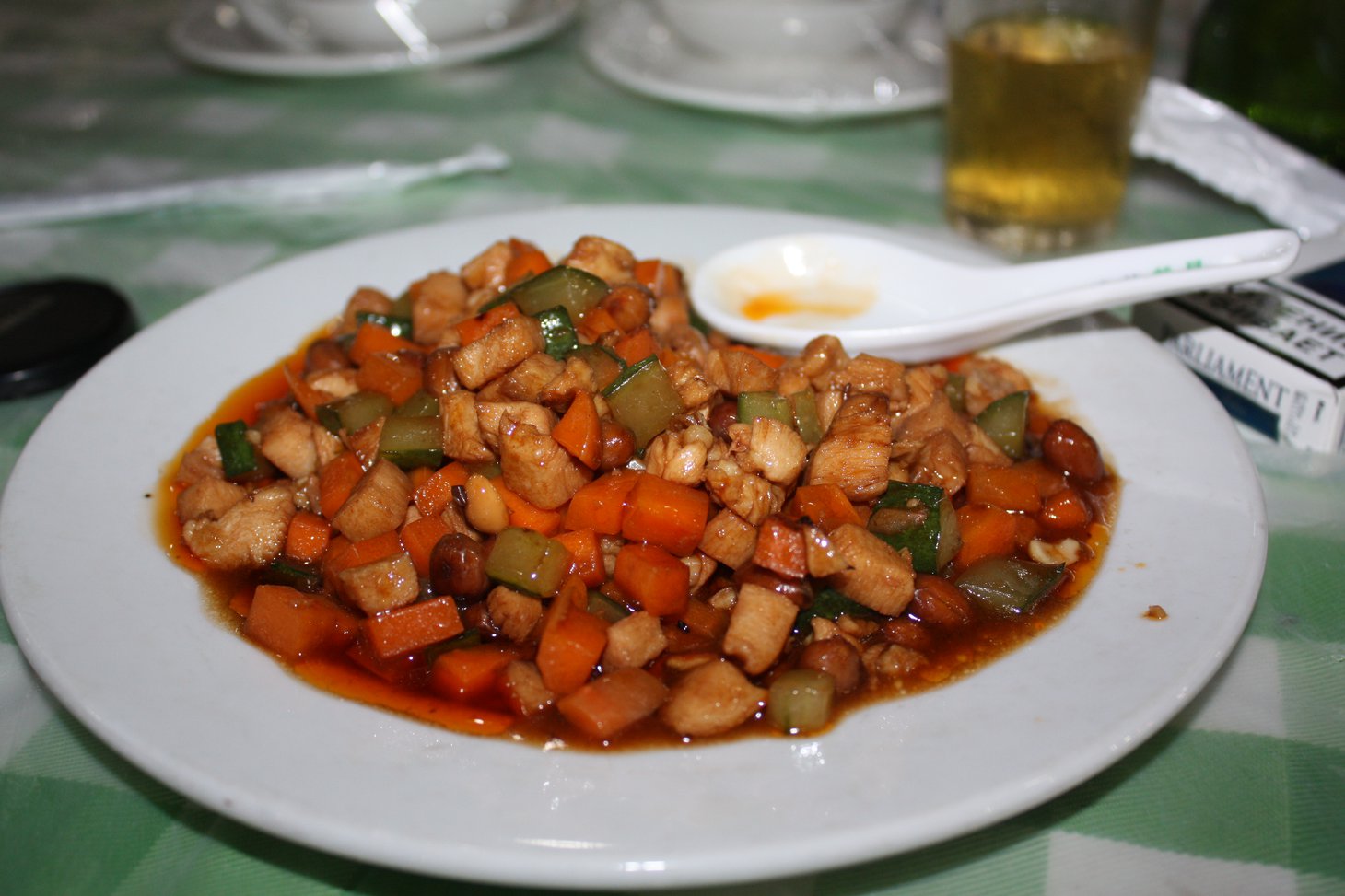 Жареные кусочки курицы с арахисом