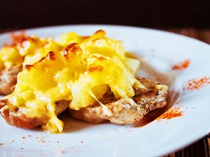 Любители сладкого обязательно должны попробовать курицу с ананасами и сыром! Как всегда, простой пошаговый рецепт представлен Наталией Власевской.