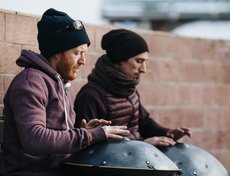 29 октября в Иркутске выступила группа Hang Massive. Перед концертом в ИРНИТУ музыканты исполнили несколько композиций на улице в центре города.