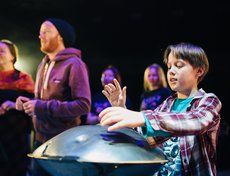 Некоторым зрителям удалось попробовать поиграть на ханге.