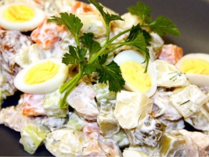 В традиционном салате «Мимоза» мы привыкли видеть рыбу. Но нет ничего невозможного для людей с фантазией: представляем вам рецепт «Мимозы» с курицей от Наталии Власевской.