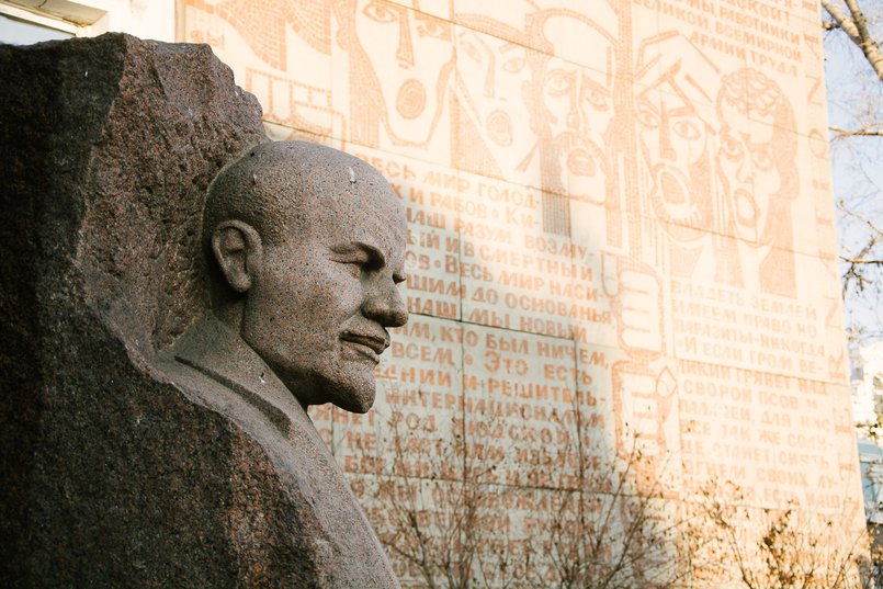 Бюст Ленина на улице Карла Маркса. Автор фото — Никита Пятков