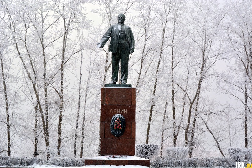 Памятник Ленину возле плотины ГЭС. Автор фото — Никита Пятков