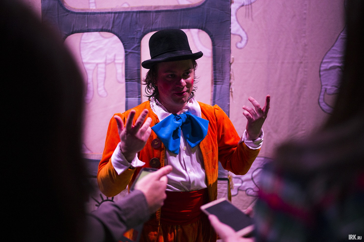 Перед спектаклем артист Владимир Куклачёв охотно общался с журналистами.