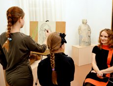 В галерее работали художники.