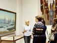 В Главном здании Художественного музея (ул. Ленина, 5) пришедшим провели «Беседы о картинах». Волонтёры рассказали о своих любимых произведениях их коллекции музея.