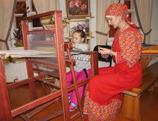 Гости Ремесленного подворья в 130 квартале приняли участие в мастер-классах по народным ремёслам.