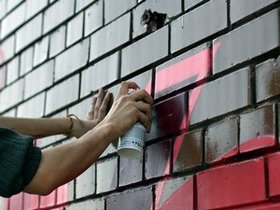 Нанесение рисунка граффити на стену. Фото Никиты Добрынина
