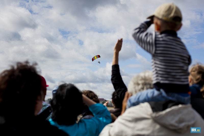 Свое мастерство иркутянам продемонстрировали спортсмены-парашютисты ДОСААФ