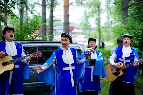 Я в образе и пытаюсь петь