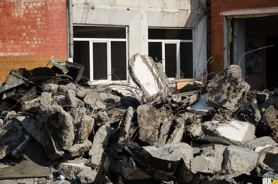 Работы по сносу 19-й школы. Автор фото — Илья Татарников