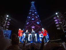 С наступающим Новым годом горожан поздравил мэр Иркутска Виктор Кондрашов