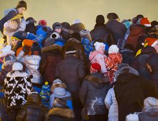 Желающих скатиться с большой ледяной горки было много