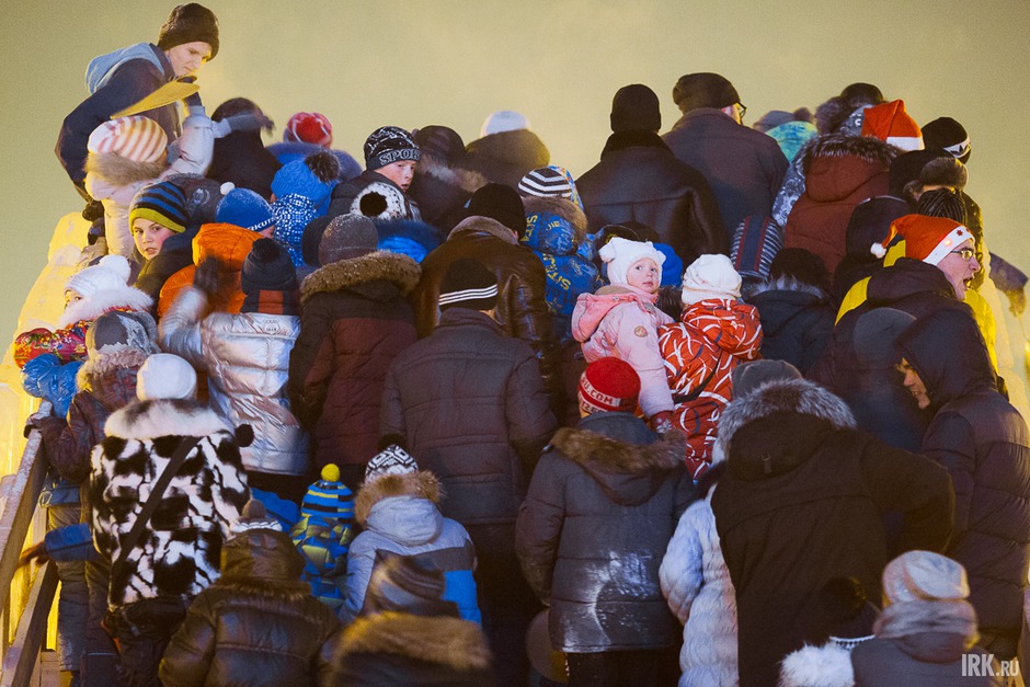 Желающих скатиться с большой ледяной горки было много