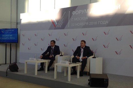 Сергей Апанович на форуме (на фото справа). Фото со страницы Элеоноры Кез в Facebook