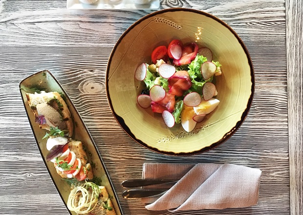 Салат Пинк Салмон (240 рублей) и сет брускет (165 рублей)