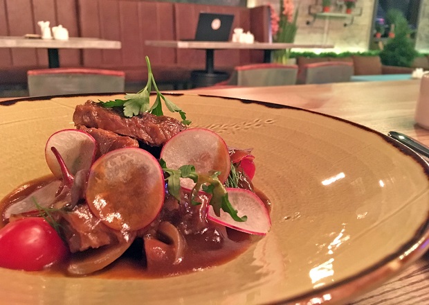 Телятина в пенном с картофельным рагу, 360 рублей