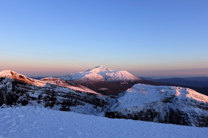 Вид с вулкана Горелый на вулкан Мутновский