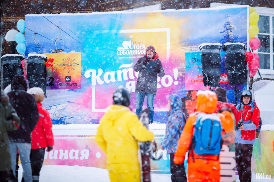 Программу вёл шоумен Денис Гук.