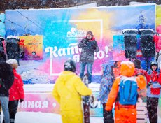 Программу вёл шоумен Денис Гук.