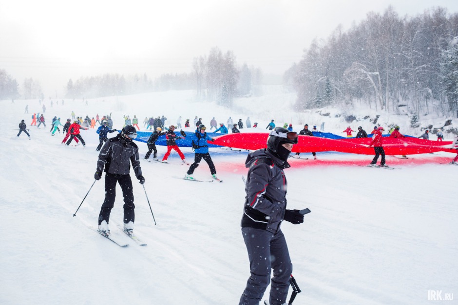 Начался праздник с красочного массового спуска с триколором и шашками с цветным дымом.