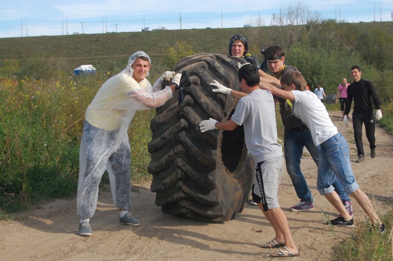 Участники акции обнаружили на территории огромную резиновую покрышку
