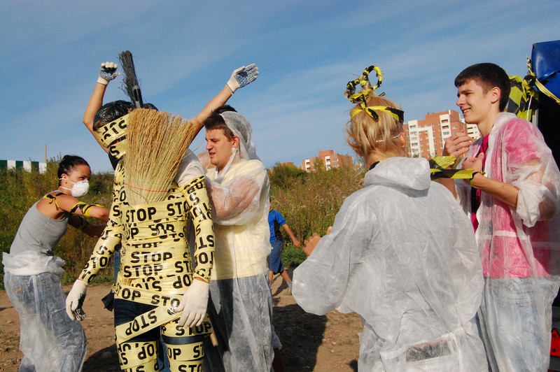 Молодые люди убирались, веселились, танцевали и даже провели небольшой конкурс эко-костюмов
