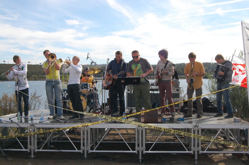 В перерывах собравшихся развлекала живой музыкой группа «Ботаникал Гардэн»