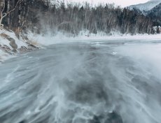 Порой на озерах дует сильный ветер и гуляют вихри
