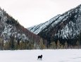 Озеро Теплое зажатое между горами, также под снегом