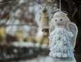 Дерево во дворе музея украсили игрушками, сделанными участниками конкурса «Спустился белый ангел с неба…»
