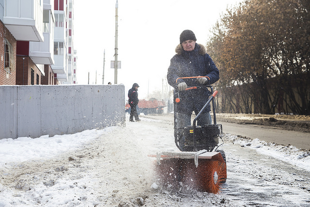 Уборка тротуара. Автор фото — Валерия Алтарёва