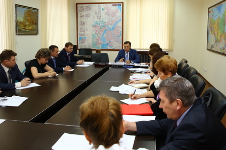 На совещании. Фото пресс-службы правительства Иркутской области