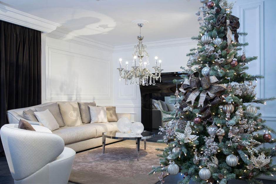 Салон S-Classic-Интерьер шоу-рум от Fendi Casa с елкой от Goodwill