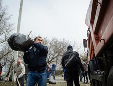 23 апреля в Иркутске прошел общегородской субботник. В нем приняли участие 50 тысяч человек. Фото Ильи Татарникова