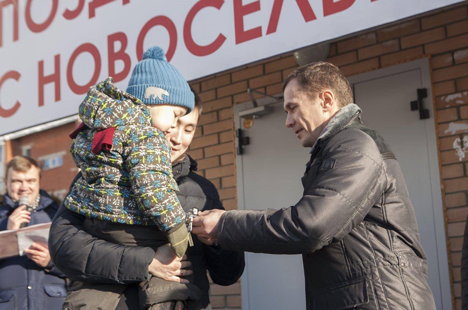 В феврале учителям и врачам вручили ключи от нового малосемейного общежития на улице Ярославского.