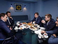 В рамках фестиваля «Джаз на Байкале» Дмитрий Бердников встретился с Игорем Бутманом. Народный артист принял приглашение поучаствовать в мероприятиях к 355-летию Иркутска.